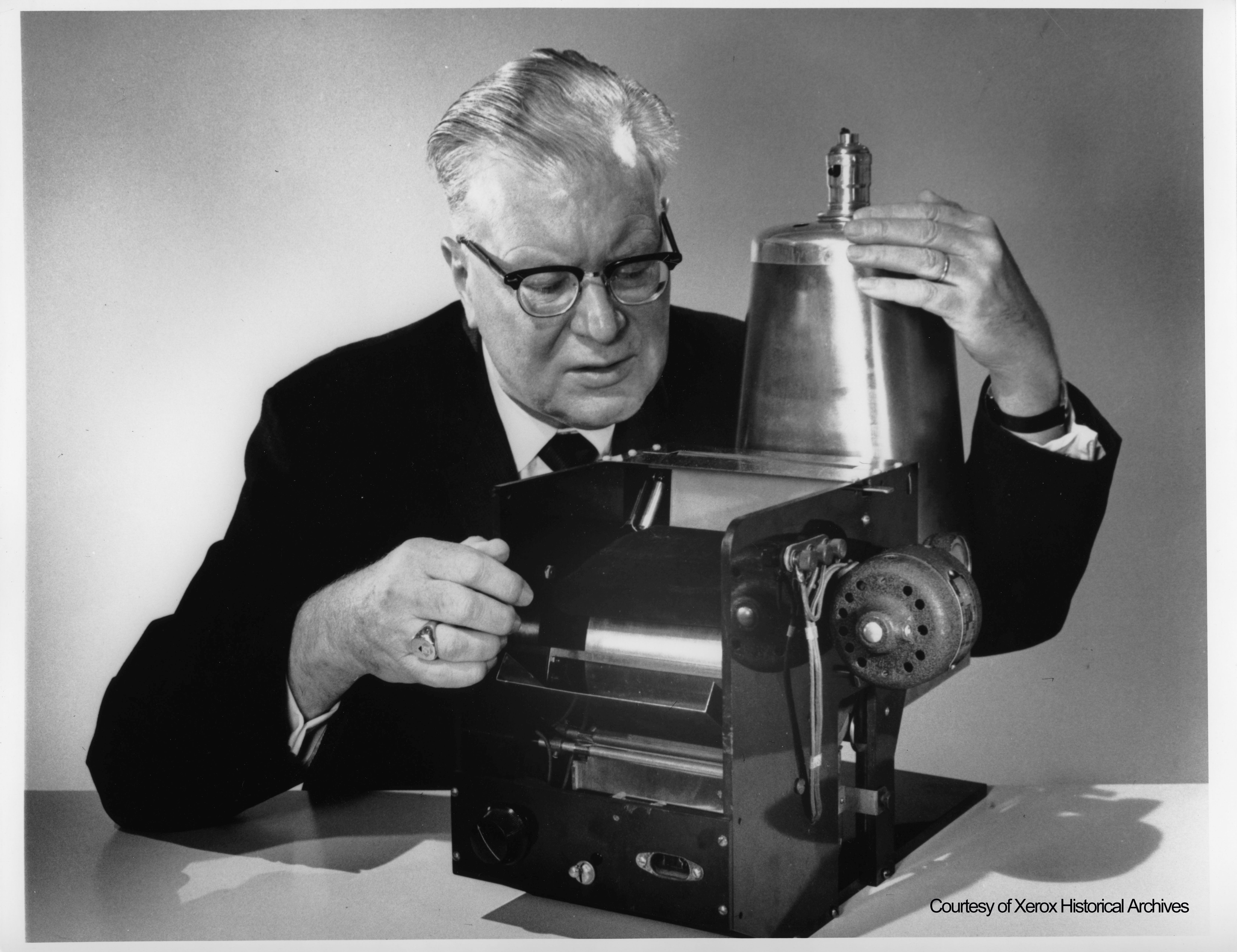 Первый аппарат в мире. Лютер Джордж СИМДЖЯН. Честер Карлсон изобретатель ксерокопирования. Честер Карлсон 1938. Ксерокс Честера Карлсона.
